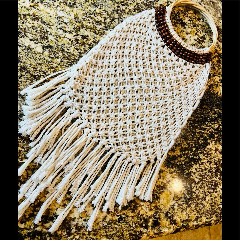 Ivory Macrame’ Bag w Wood Handles & Fringe! - Picture 10 of 10